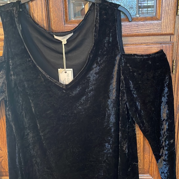 NWT NO COMMENT PLUS BLACK VELVET L/S COLD SHOULDER BLOUSE - Picture 3 of 6